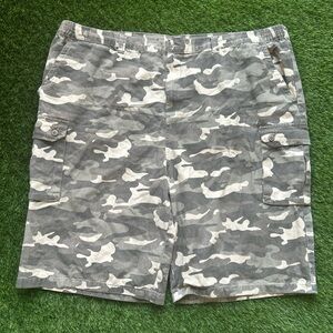 Men's Gray Camo Cargo Shorts - Casual Utility Style